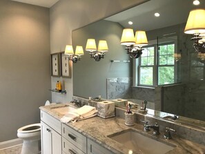 Casa, varias camas, balcón, vista al jardín | Baño