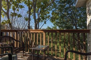 Appart'hôtel, plusieurs lits, balcon, vue jardin | Vue de la chambre