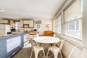 Huoneisto, useita sänkyjä, parveke, näköala puutarhaan | 2 makuuhuonetta, yksilöllisesti sisustettu, yksilöllisesti kalustettu