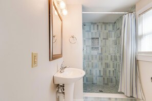 Apartment, Mehrere Betten, Balkon, Gartenblick | Badezimmer