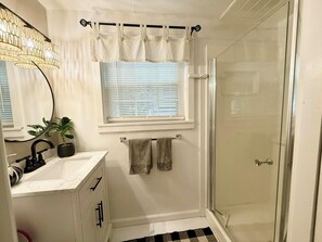 Ferienhaus, Mehrere Betten, Küche, Gartenblick | Badezimmer