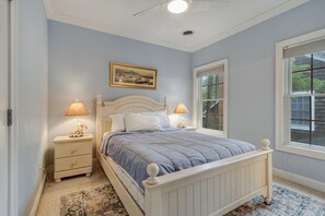 Casa, varias camas, patio, vistas al jardín | 6 dormitorios, decoración individual, mobiliario individual