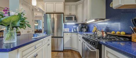 Casa, varias camas, patio, vistas al jardín | Cocina privada | Cafetera o tetera