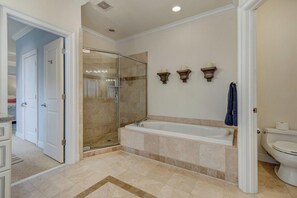 Casa, varias camas, patio, vistas al jardín | Baño