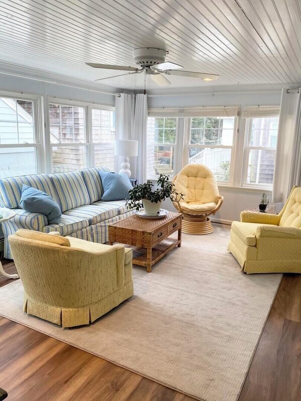 Chaumière, Plusieurs lits, cuisine, vue sur le jardin | Aire de séjour