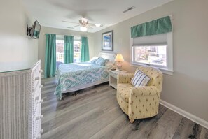 Hus, flere senger, balkong, hageutsikt | 6 soverom, individuelt dekorert og individuelt innredet