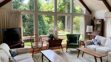 Cottage, Multiple Beds, Patio, Garden View | Living area