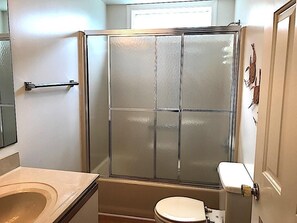 Apartamento, várias camas, cozinha, vista para o jardim | Banheiro