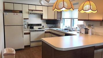 Apartment, Multiple Beds, Kitchen, Garden View | Private kitchen | Coffee/tea maker