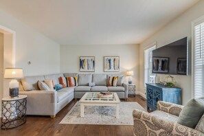 House, Multiple Beds, Pool Access, Garden View | Living area