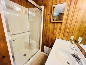 House, Multiple Beds, Kitchen, Garden View | Bathroom