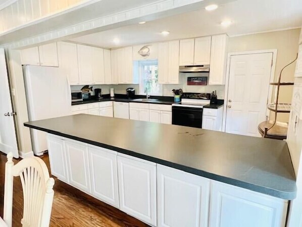 House, Multiple Beds, Balcony, Ocean View | Private kitchen | Coffee/tea maker, toaster - Lake Avenue 23 (Rehoboth Beach)