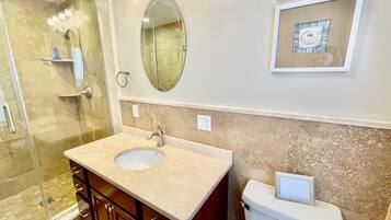 House, Multiple Beds, Fireplace, Garden View | Bathroom