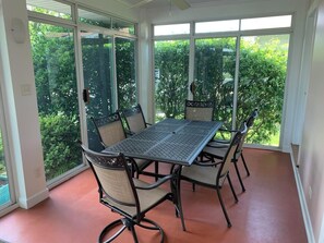 Casa, varias camas, patio, vistas al jardín | Restauración