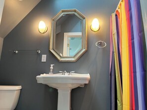 House, Multiple Beds, Patio, Garden View | Bathroom