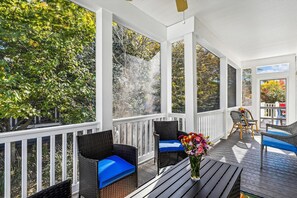 Hus - flera sängar - kök - utsikt mot trädgården | Utsikt från rummet