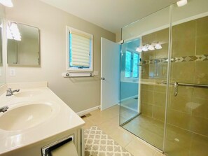 Ferienhaus, Mehrere Betten, Terrasse, Gartenblick | Badezimmer