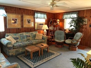 Condo, Plusieurs lits, cuisine, vue sur le jardin | Aire de séjour