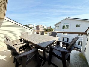 Casa adossada, diversos llits, pati | Servei de restauració a l'aire lliure