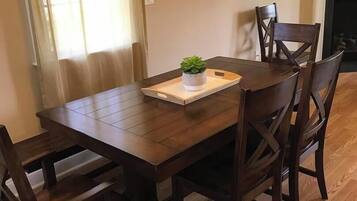 Nhà liên kế, nhiều giường, sân hiên | 5 phòng ngủ, trang trí khác biệt