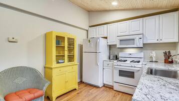 House, Multiple Beds, Patio, Garden View | Private kitchen | Coffee/tea maker