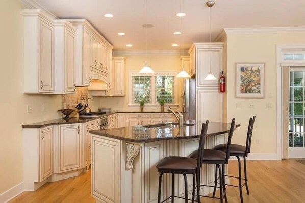 Hus - flera sängar - balkong - utsikt mot trädgården | Eget kök | Kaffe- och tebryggare