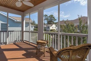 Hus - flera sängar - balkong - utsikt mot trädgården | Utsikt från rummet