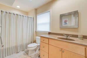 Maison, plusieurs lits, cuisine, vue océan (RODNEY AVENUE 8B) | Salle de bain