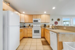 Hus, flere senger, kjøkken, havutsikt (RODNEY AVENUE 8B) | Eget kjøkken | Kaffetrakter/tekoker