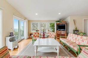 Hus, flere senger, kjøkken, havutsikt (RODNEY AVENUE 8B) | Oppholdsområde