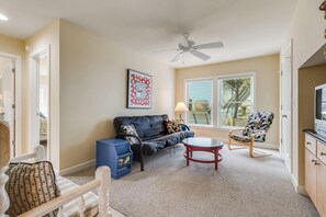 Hus, flere senger, kjøkken, havutsikt (RODNEY AVENUE 8B) | Oppholdsområde