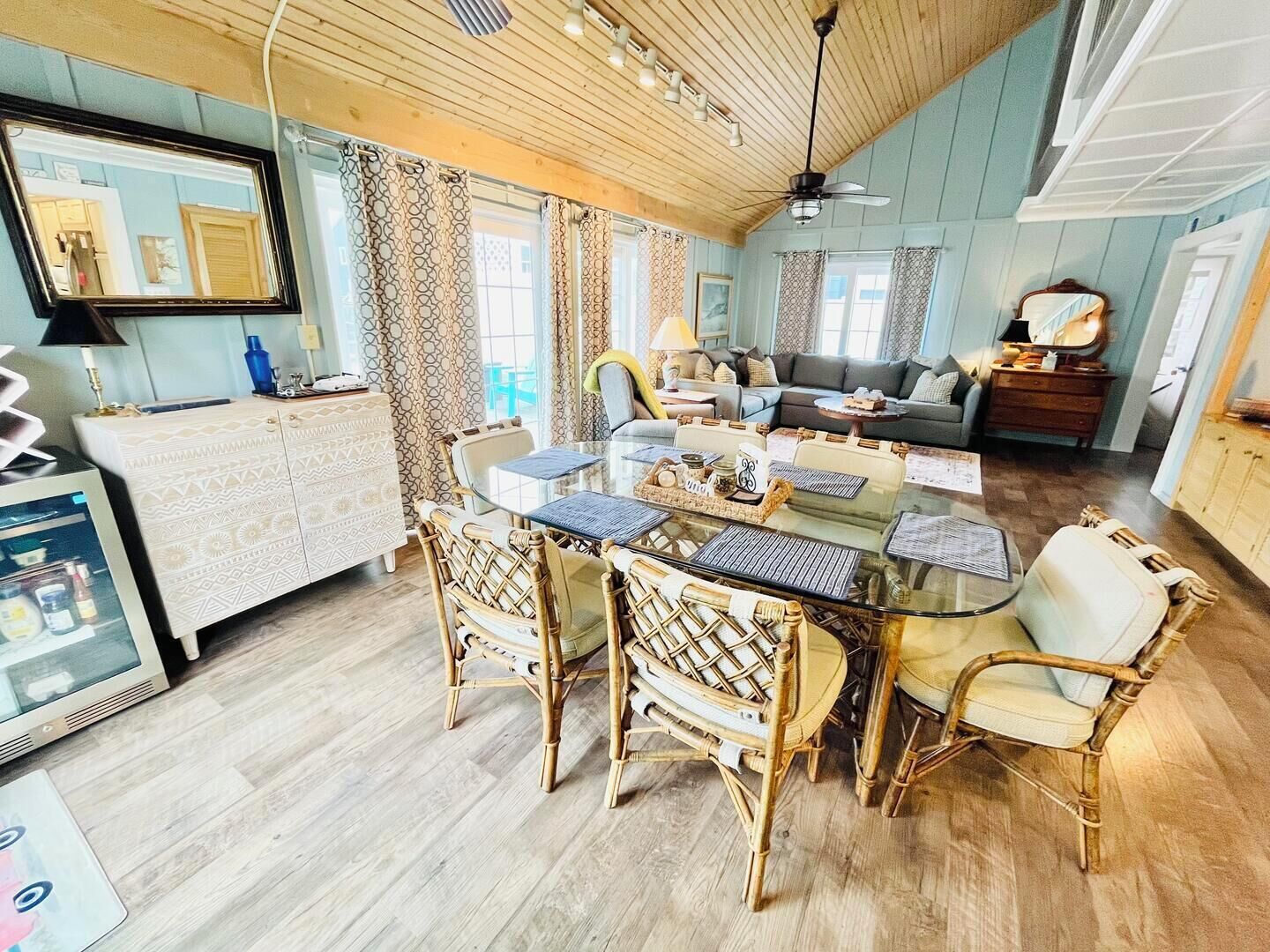 Casa, varias camas, patio, vista al jardín | Área de sala de estar