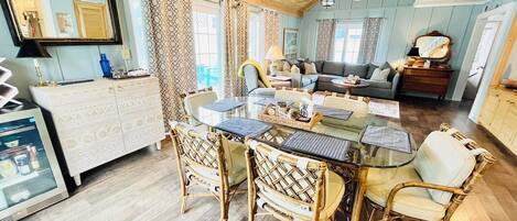 独立别墅, 多张床, 露台, 花园景观 | 起居区