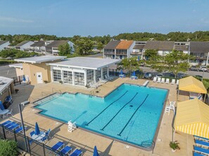 Piscine extérieure en saison