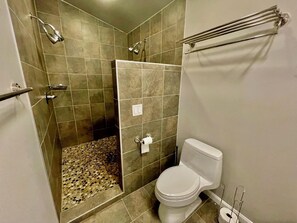 Chaumière, Plusieurs lits, patio, vue sur le jardin (RODNEY STREET 112) | Salle de bain