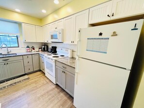 Casa, várias camas, varanda, vista para o jardim | Cozinha privada | Cafeteira/chaleira, chaleira elétrica