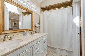 Cottage, plusieurs lits, patio, vue jardin | Salle de bain