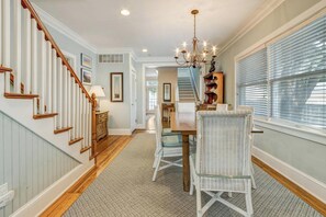 Casa de campo, varias camas, patio, vista al jardín | Restaurantes