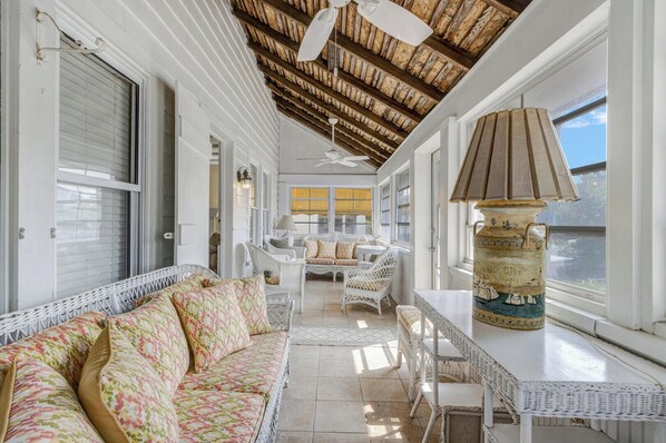 Casa de campo, varias camas, patio, vista al jardín | Área de sala de estar