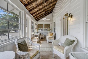 Casa de campo, varias camas, patio, vista al jardín | Interior