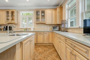 Casa de campo, varias camas, patio, vista al jardín | Cocina privada | Cafetera y tetera