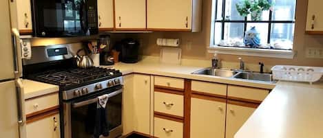 House, Multiple Beds, Fireplace, Garden View | Private kitchen | Coffee/tea maker