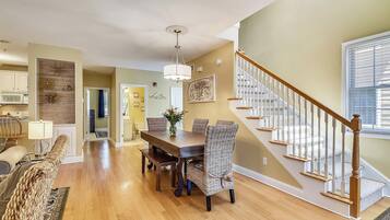 Casa de ciudad, varias camas, patio, vista al jardín | Interior