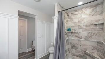 House, Multiple Beds, Patio, Garden View (CENTRAL AVENUE 33476) | Bathroom