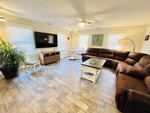 House, Multiple Beds, Patio, Garden View (CENTRAL AVENUE 33476) | Living area