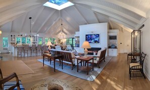 Huis, meerdere bedden, open haard, uitzicht op tuin | Interieur