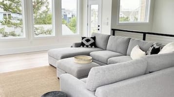 House, Multiple Beds, Pool Access, Ocean View | Living area