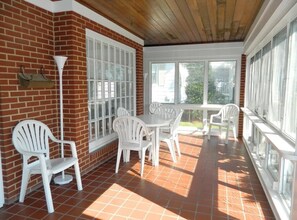 Casa, varias camas, patio, vistas al jardín | Vistas desde la habitación