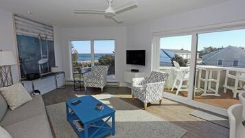 Condo, varias camas, balcón, vista al océano | Área de sala de estar