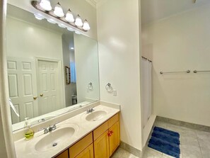 Casa, várias camas, varanda, vista para o jardim | Banheiro